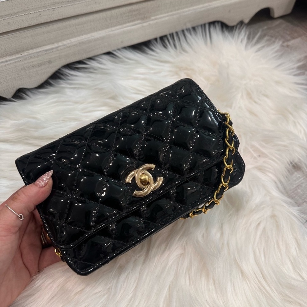 Boutique purchase 🍒 Quilted Crossbody Black Leather Gold Chain Strap hardware - Picture 3 of 7